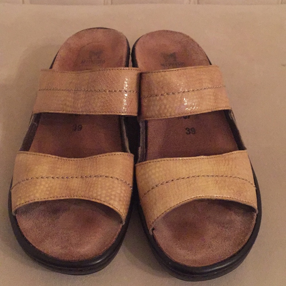 Mobils sandals women’s size 8 snakeskin